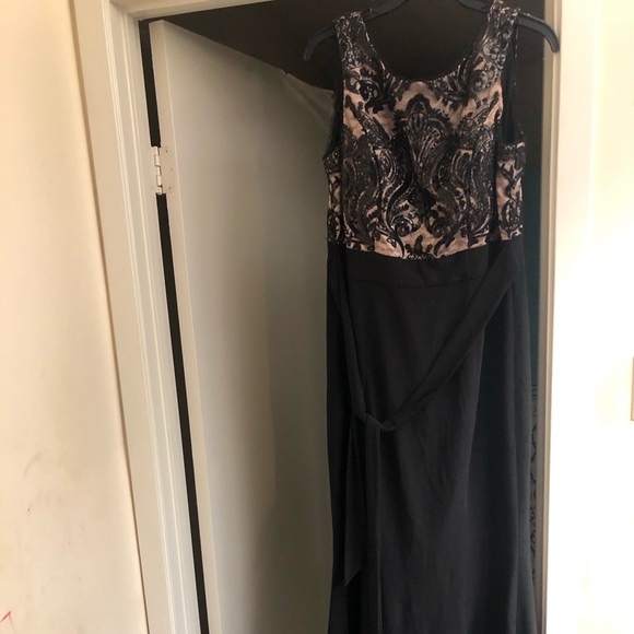 R&M Richards Dresses & Skirts - R&M Richards flour length black gown mix beige